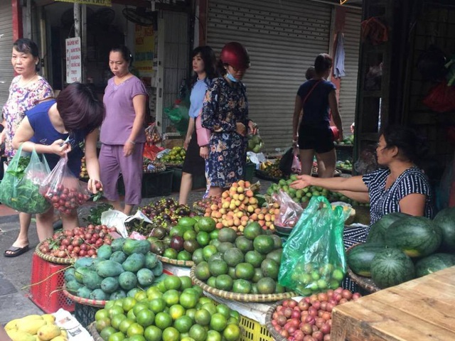 Hoa quả cũng là mặt hàng bán rất chạy trong ngày Tết Đoan Ngọ.