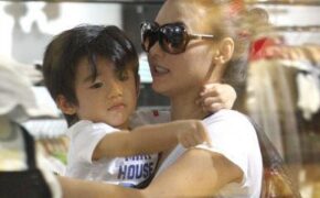 Trương Bá Chi đưa hai “quý tử” đi chơi