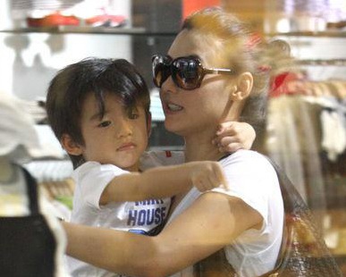 Trương Bá Chi đưa hai “quý tử” đi chơi