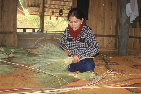 Quảng Trị: Người dân Vân Kiều đan chổi đót kiếm tiền sắm Tết
