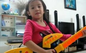 Thêm “sốt mạng” với bé gái 4 tuổi hát tiếng Anh dễ thương
