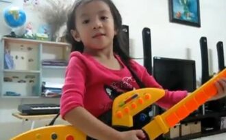Thêm “sốt mạng” với bé gái 4 tuổi hát tiếng Anh dễ thương
