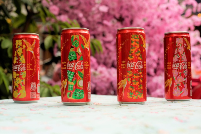 Coca-Cola khoác áo Tết: Hoa nở lộc đầy, bánh chưng tròn vẹn, kim quất sum vầy - 2