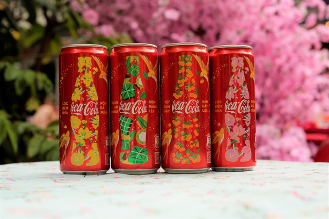 Coca-Cola khoác áo Tết: Hoa nở lộc đầy, bánh chưng tròn vẹn, kim quất sum vầy - 1