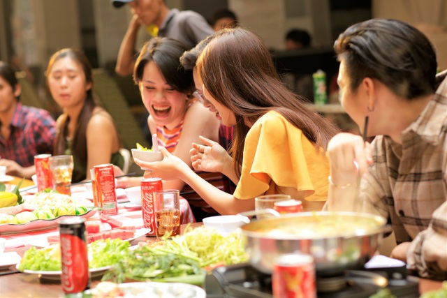 Coca-Cola khoác áo Tết: Hoa nở lộc đầy, bánh chưng tròn vẹn, kim quất sum vầy - 3