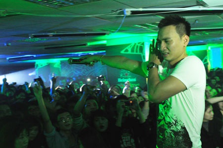 Giới trẻ Hà thành bùng nổ cùng “phù thủy DJ” Craze - 2