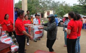 Quỹ “Vì Cuộc Sống Tươi Đẹp” đến với đồng bào bị lũ lụt miền Trung