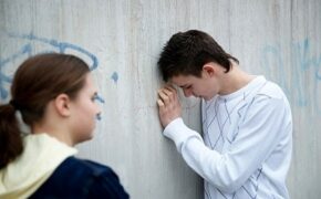 Yêu nhầm cô nàng ve vãn cả em trai mình