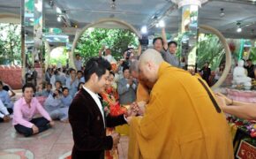 Vợ chồng Nguyễn Văn Chung lên chùa làm lễ