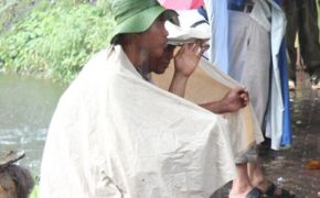 Phụ huynh chen chúc dầm mưa ngóng sĩ tử buổi thi cuối