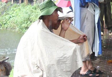 Phụ huynh chen chúc dầm mưa ngóng sĩ tử buổi thi cuối