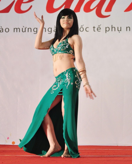 Vũ điệu bellydance theo tiếng trống của thiếu nữ 13 tuổi