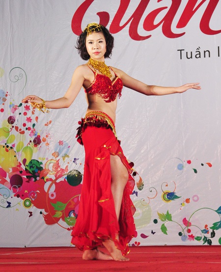 Vũ điệu bellydance theo tiếng trống của thiếu nữ 13 tuổi