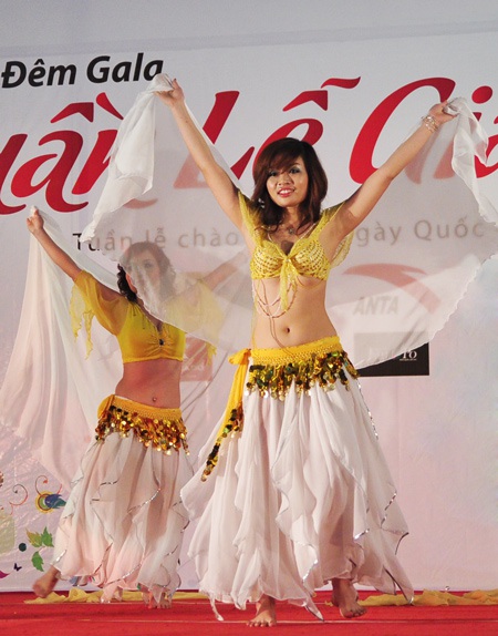 Vũ điệu bellydance theo tiếng trống của thiếu nữ 13 tuổi