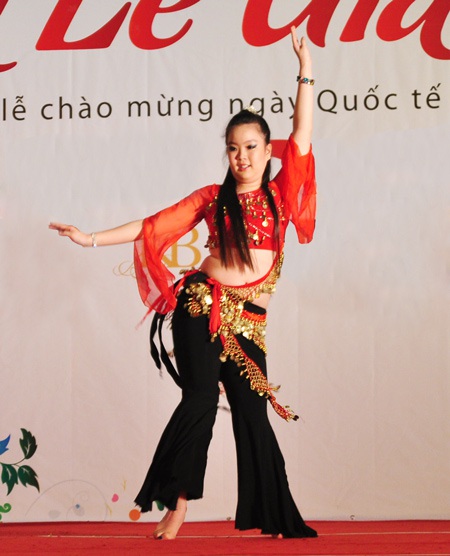 Vũ điệu bellydance theo tiếng trống của thiếu nữ 13 tuổi