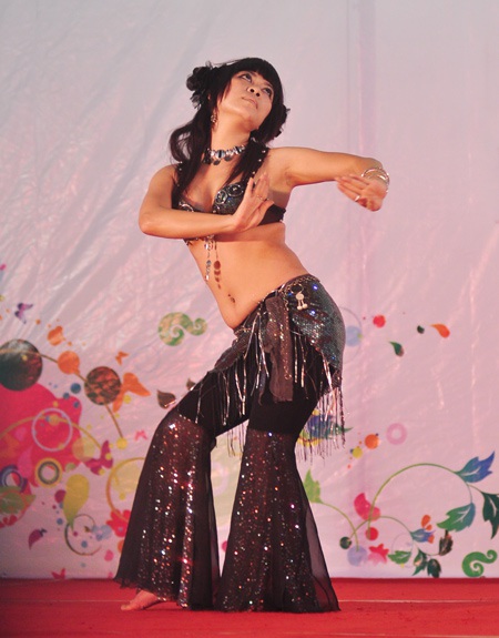 Vũ điệu bellydance theo tiếng trống của thiếu nữ 13 tuổi