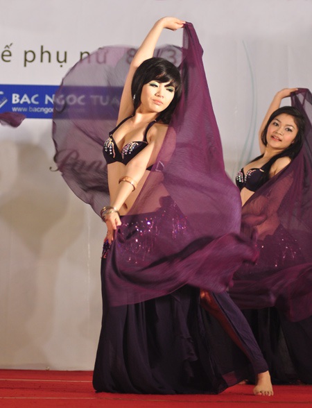 Vũ điệu bellydance theo tiếng trống của thiếu nữ 13 tuổi