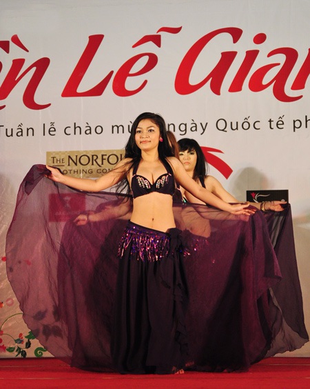 Vũ điệu bellydance theo tiếng trống của thiếu nữ 13 tuổi