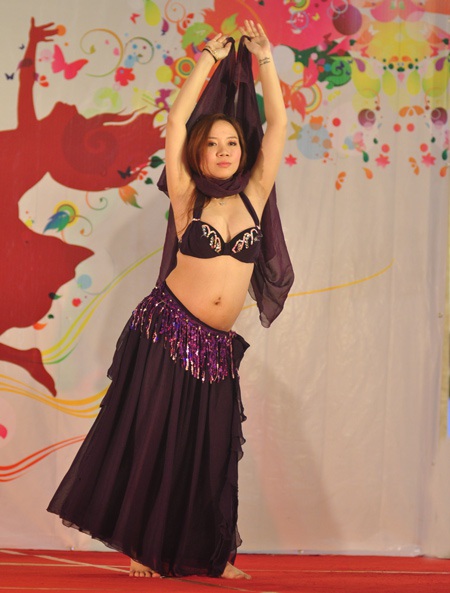 Vũ điệu bellydance theo tiếng trống của thiếu nữ 13 tuổi