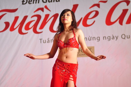 Vũ điệu bellydance theo tiếng trống của thiếu nữ 13 tuổi