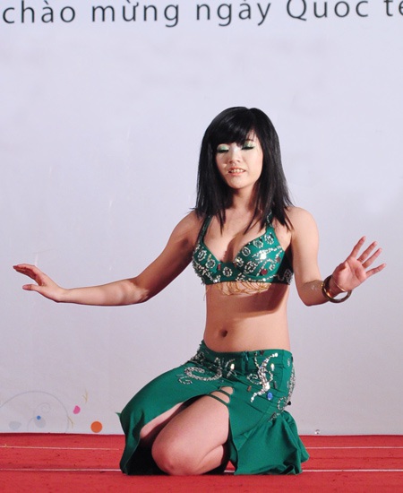 Vũ điệu bellydance theo tiếng trống của thiếu nữ 13 tuổi