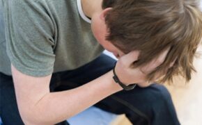 Nỗi đau của nam sinh muốn thử “làm đàn ông”