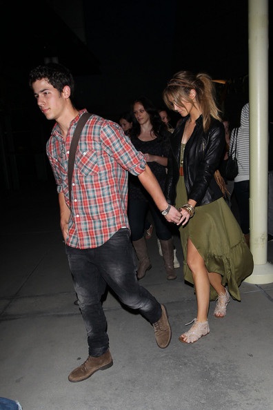 Nick Jonas hẹn hò với đàn chị Delta Goodrem? - 3