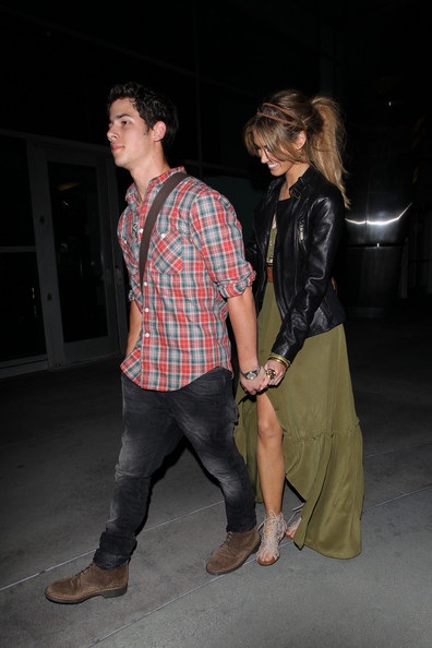 Nick Jonas hẹn hò với đàn chị Delta Goodrem? - 4