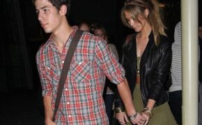 Nick Jonas hẹn hò với đàn chị Delta Goodrem?