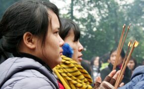 Ngày xuân đi lễ cội nguồn