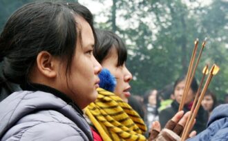 Ngày xuân đi lễ cội nguồn