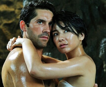 Huỳnh Dịch “tình tứ” với bạn diễn ngoại quốc cơ bắp