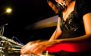 Ngạt thở nữ DJ xinh đẹp bị đánh ghen