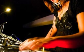 Ngạt thở nữ DJ xinh đẹp bị đánh ghen