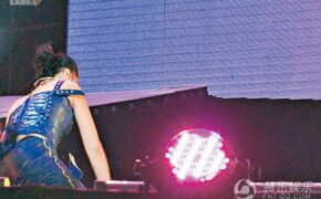 Chung Hân Đồng “vồ ếch” trên sân khấu