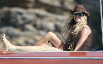 48 tuổi, vóc dáng của siêu mẫu Úc vẫn hoàn hảo