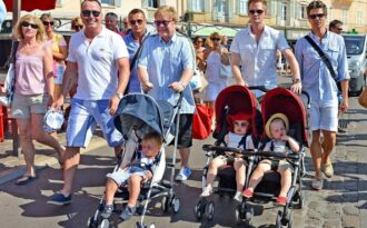 Kỳ nghỉ của các ông bố đồng tính nổi tiếng