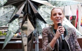 Blake Lively treo ngôi sao pha lê lên cây thông Noel