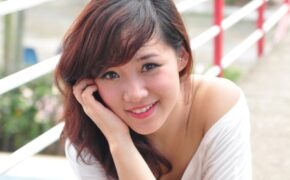 Nữ sinh cười rạng ngời, khoe dáng giữa nắng Hè