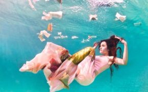 Elsa Bleda đẹp tuyệt dưới nước