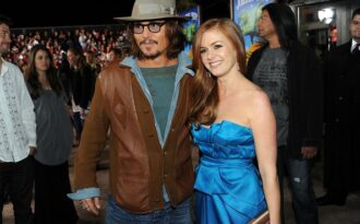 Isla Fisher khoe sắc bên “cướp biển” Johnny Depp
