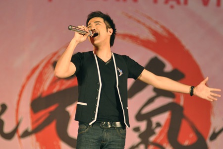 Minh Quân trổ tài hát tiếng Nhật tại đêm hội Genki