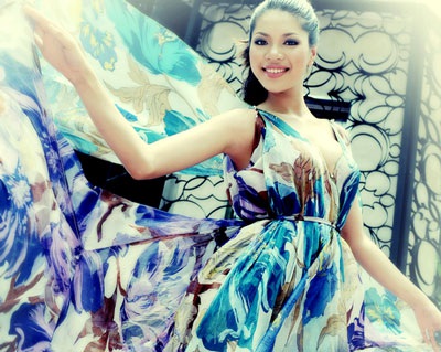 Ngắm hoa khôi Hà Giang bay bổng với váy nhiều tà lạ mắt