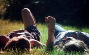 Khổ sở muốn “giữ mình” nhưng bị… đòi bằng được