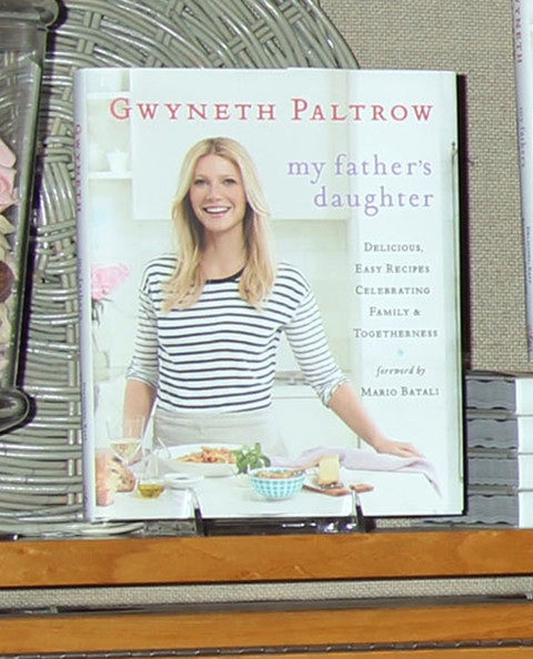 Gwyneth Paltrow xinh tươi trong buổi ký tặng sách - 11