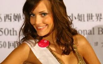 BTC trao nhầm vương miện Hoa hậu cho người đẹp Hàn Quốc