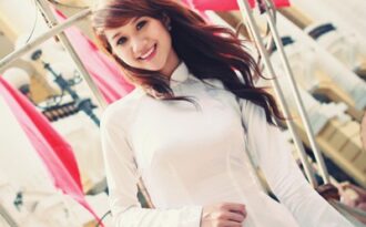 Nữ sinh người Tày tinh khôi trong tà áo dài dân tộc