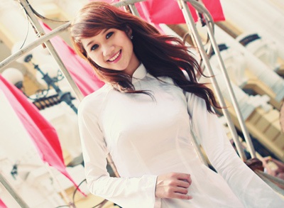 Nữ sinh người Tày tinh khôi trong tà áo dài dân tộc