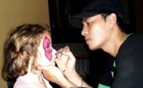 Dịch vụ vẽ mặt “nóng” trước đêm Halloween