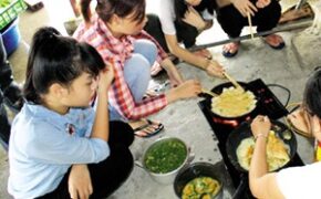 Cổ tích “cơm 5.000 đồng” thời bão giá